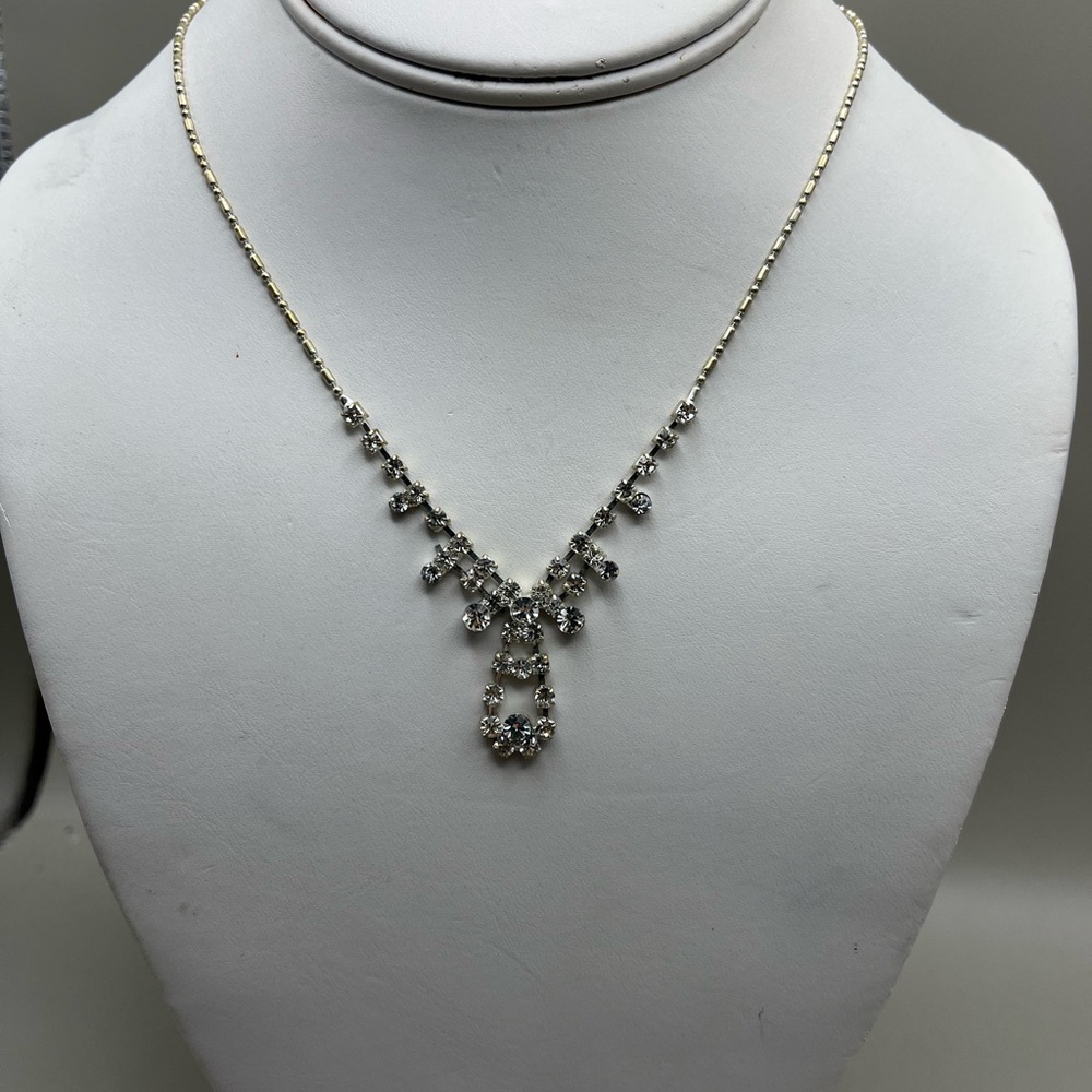Elegant Diamond like Silver Necklace with Crystal Accents